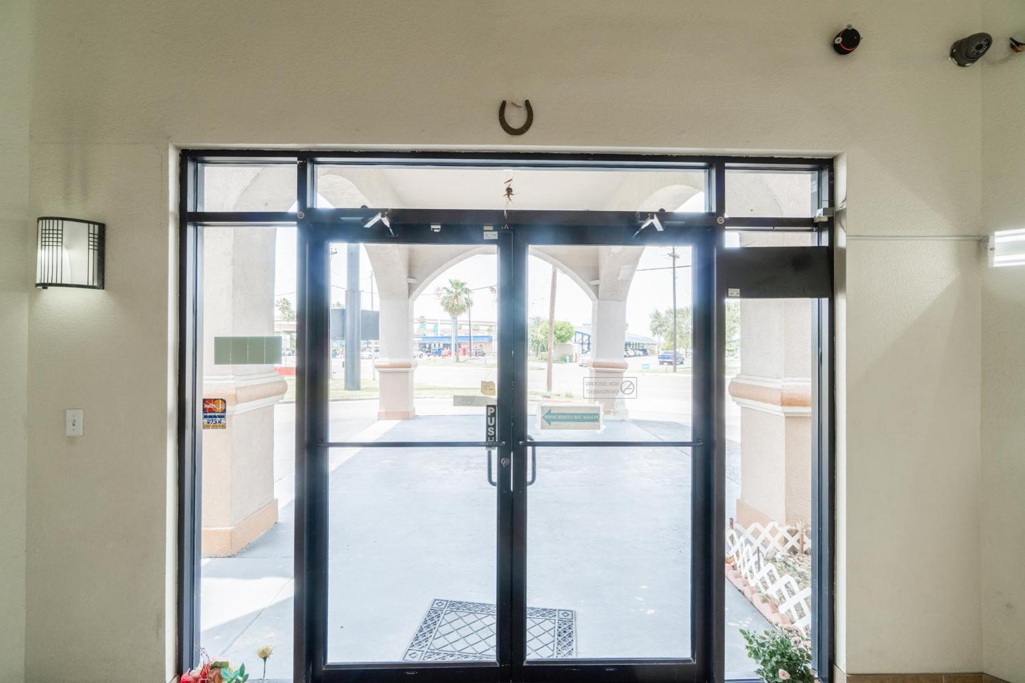 Lone Star Inn & Suites By Oyo Harlingen Tx Exterior foto
